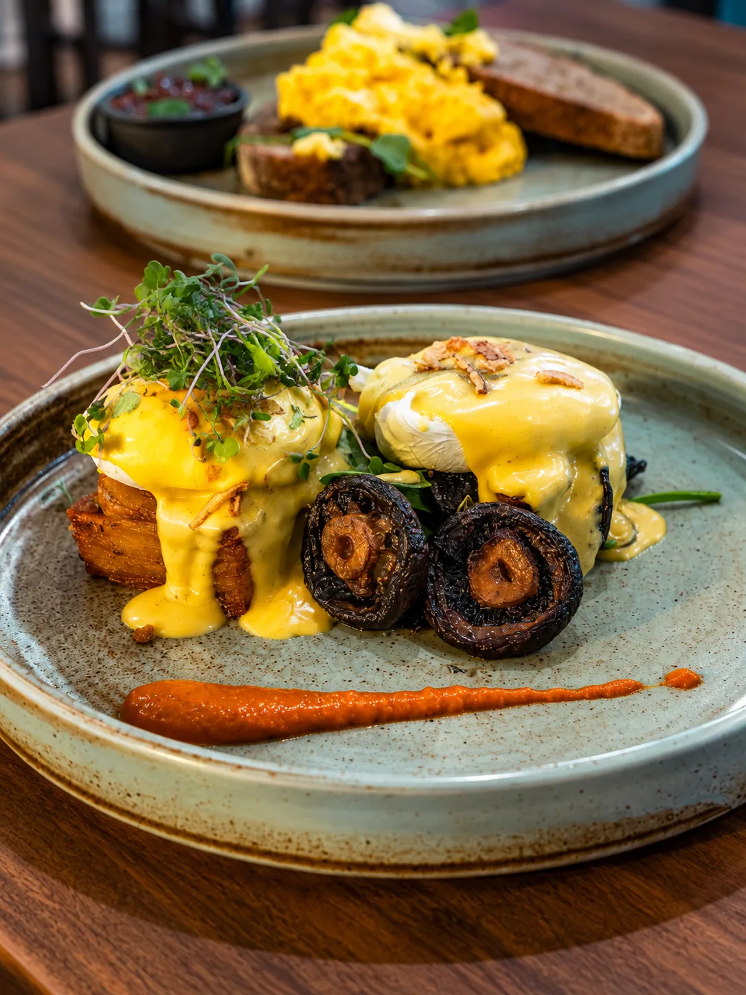 Poached eggs with mushrooms and hollandaise
